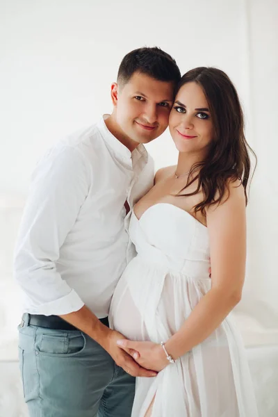 Futuro mãe e pai abraçando uns aos outros e posando — Fotografia de Stock