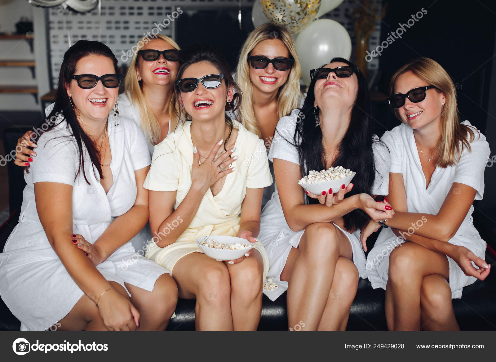 Jovem noiva tirando selfie com damas de honra durante a festa de