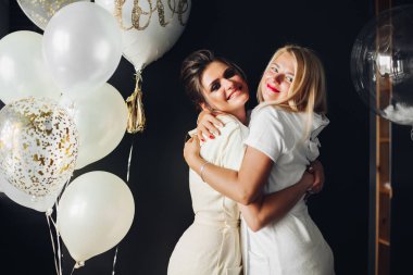 Nedime ile sarılma ve kameraya bakarak mutlu gelin