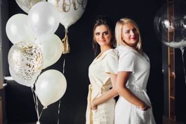 Nedime ile sarılma ve kameraya bakarak mutlu gelin