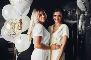 Güzel gelin nedime yakınındaki balonlar ile poz