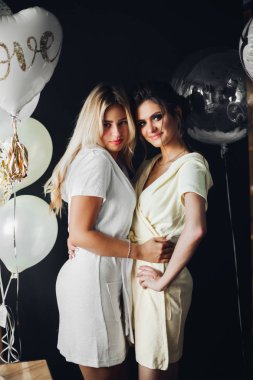 Güzel gelin nedime yakınındaki balonlar ile poz