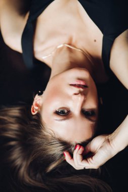 Seksi zarif kadın doğal güzellik moda stil giyim