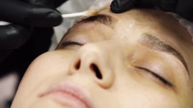 Güzellik uzmanı, uzman sürekli makyaj yapma göz kalemi kalıcı makyaj