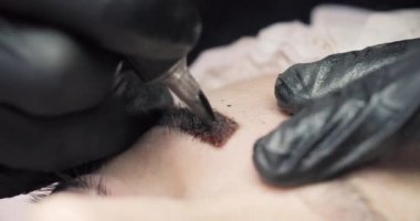 Master siyah eldiven manken cilt üzerinde çizilmiş kaş şekli doldurma.