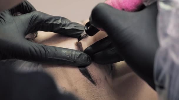 Maquillaje permanente. Tatuaje permanente de cejas. Cosmetólogo aplicando maquillaje permanente en las cejas tatuaje de cejas — Vídeos de Stock