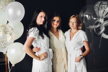 Heyecanlı kadınlar birlikte düğün günü birlikte düğün günü kutluyor. Tavuk parti ve evlilik kavramı.