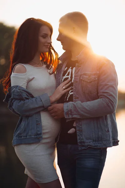 Zijaanzicht van het moment in de stralen van de zon genieten en gelukkige familie. — Stockfoto