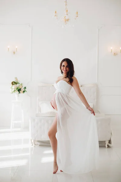 Vista desde el lado de la mujer embarazada en hermoso vestido blanco —  Fotos de Stock