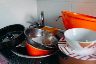 kirli bulaşık yıkamak için bekleyen büyük yığın