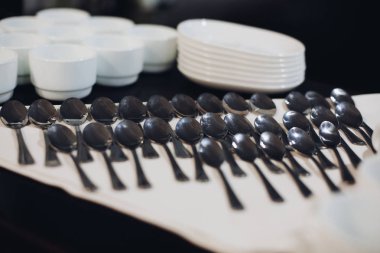 Birçok temizlik tatlı kaşık mutfak. Konsept aracı ve mutfak profesyonel ekipman.