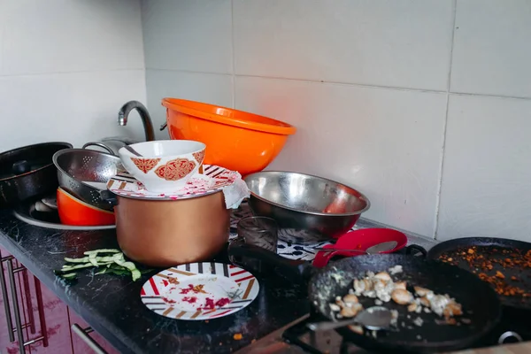 Огромная куча грязной посуды в ожидании мытья — стоковое фото