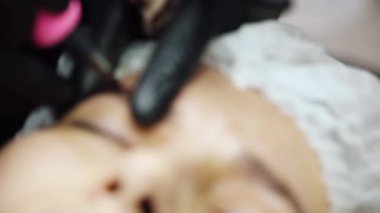 İşlem microblading veya kaşları kalıcı makyaj.