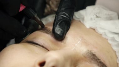 İşlem microblading veya kaşları kalıcı makyaj.