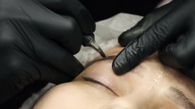 İşlem microblading veya kaşları kalıcı makyaj.