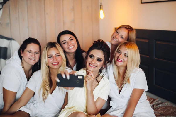 Hen party with a bride in hotel. — Stock Photo, Image