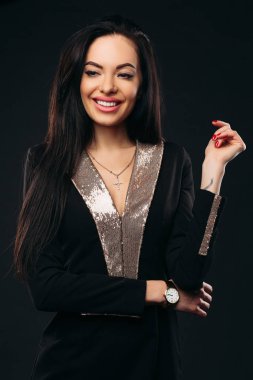 Siyah ve altın elbiseli güzellik gülüyor.