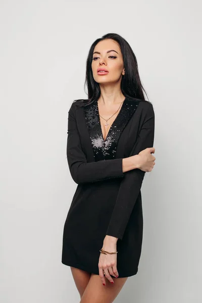 Sexy dama en fantasía vestido negro posando sobre fondo blanco . —  Fotos de Stock