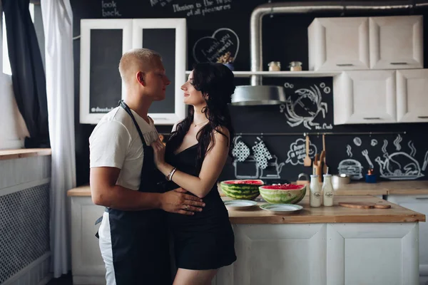 Marito cucinare la cena per l'adorabile moglie incinta a casa — Foto Stock