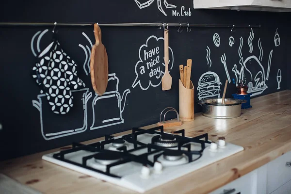 Cozinha de luxo feita em design elegante com bom gosto . — Fotografia de Stock