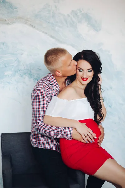 Beautiful young couple awaiting baby. Waiting for a baby concept. — Stock Photo, Image