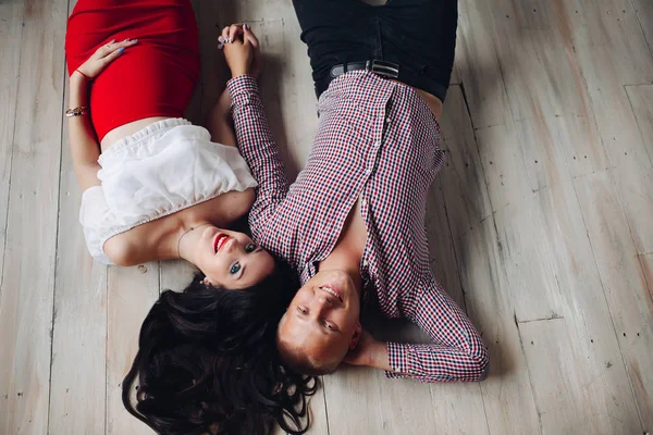 Vista desde arriba de una hermosa pareja tumbada en el suelo — Foto de Stock