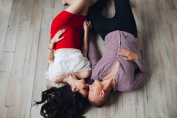 Vista desde arriba de una hermosa pareja tumbada en el suelo — Foto de Stock