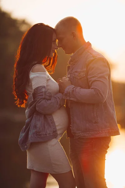 Zijaanzicht van het moment in de stralen van de zon genieten en gelukkige familie. — Stockfoto