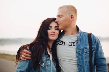 Birlikte temiz havada yürüyüş ve gülüyor gelecekteki üst