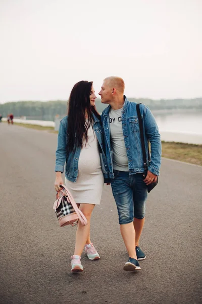 Futuro pai caminhando juntos no ar fresco e rindo — Fotografia de Stock