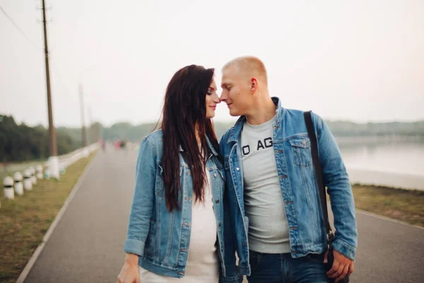 Futuro padre caminando juntos al aire libre y riendo —  Fotos de Stock