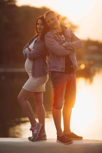 素敵な両親湖の近くに立って、一緒にポーズ — ストック写真