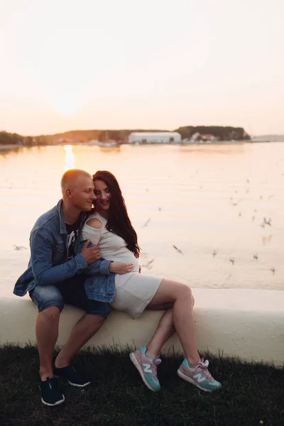 Mujer morena y hombre rubio mirando a los pájaros y relajante . —  Fotos de Stock