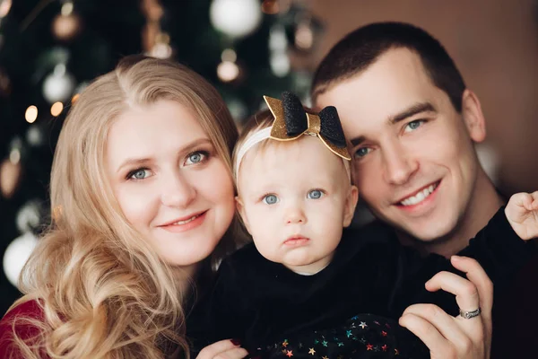Upphetsad familj med bedårande flicka vid jul. — Stockfoto