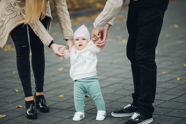 Szülők gazdaság elégedett gyermek kezét, míg séta. — Stock Fotó