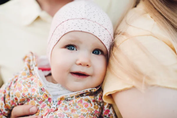 Close up van verrast babys gezicht met lichtjes geopende mond. — Stockfoto