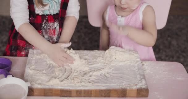 Vista desde arriba de dos hermanas jugando con harina en la cocina — Vídeos de Stock