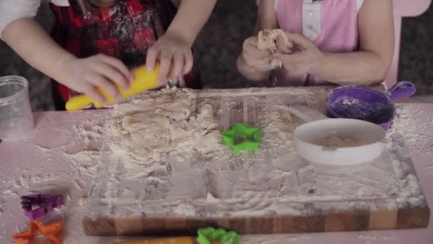 Вид сверху на двух сестер, играющих с мукой на кухне — стоковое видео