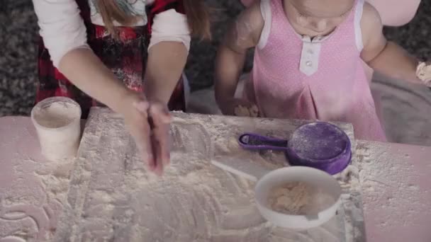 Vista desde arriba de dos hermanas jugando con harina en la cocina — Vídeos de Stock