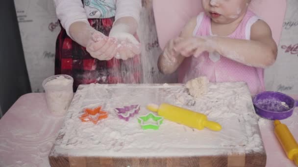 Visa från ovan av två systrar spelar med mjöl på kök — Stockvideo