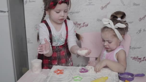 Vue d'en haut de deux sœurs jouant avec la farine à la cuisine — Video