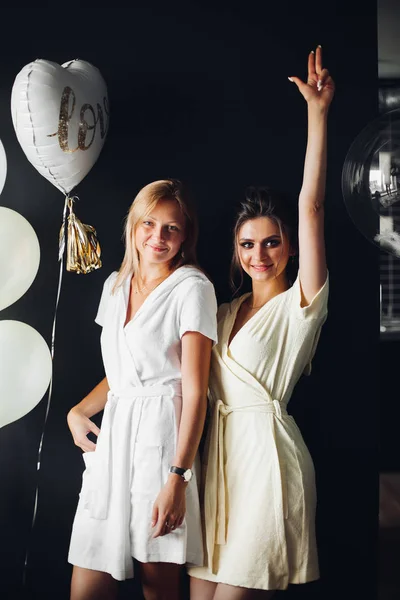 Retrato de mujeres fuertes y peligrosas posando en la cámara . — Foto de Stock