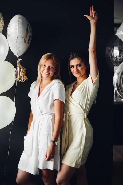 Retrato de mujeres fuertes y peligrosas posando en la cámara . — Foto de Stock