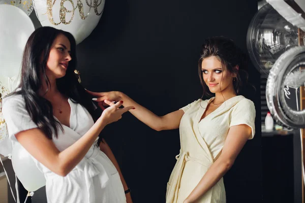 Retrato de mulheres fortes e perigosas posando na câmera . — Fotografia de Stock