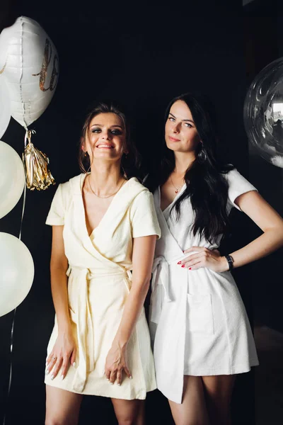 Retrato de mujeres fuertes y peligrosas posando en la cámara . — Foto de Stock