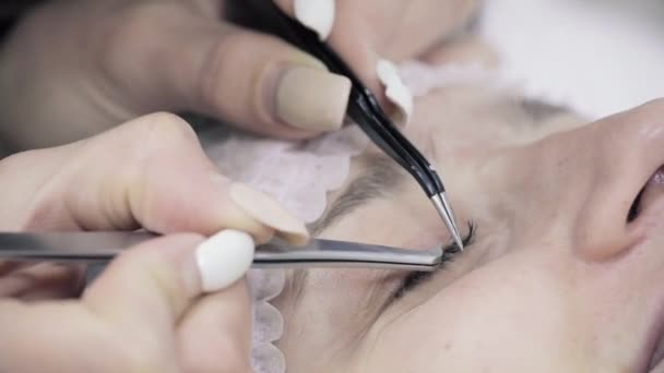 Vrouwelijke oog met plakband voor wimpers extensie procedure. — Stockvideo