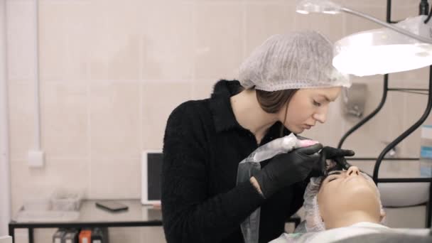 Laborioso trabajo de permanente tatuaje maquillaje maestro . — Vídeos de Stock