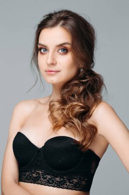 Genç kadın gri arka plan üzerine düşünceli bakışla göl kenarında güzel