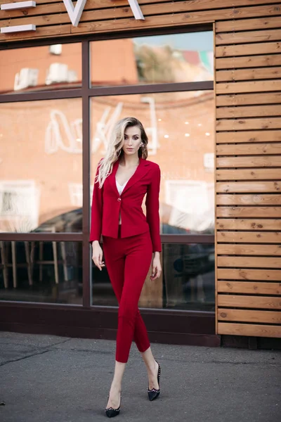 Bonita elegancia elegante dama en traje rojo y zapatos negros posando en la cámara . — Foto de Stock