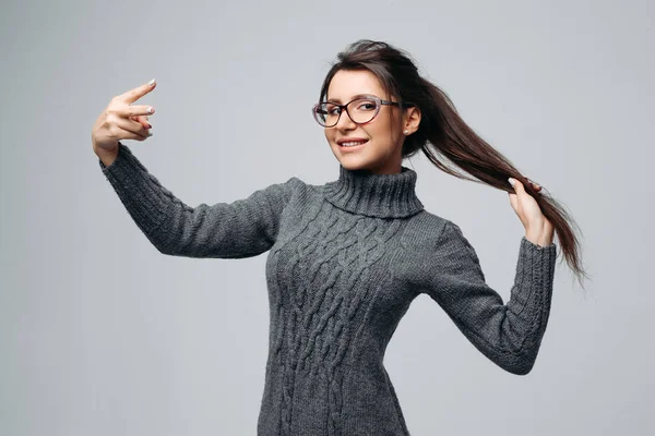 Joyful Söt brunett i glas visar peace-tecken — Stockfoto